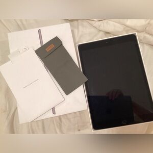 Apple iPad - Sleek Black 8 th generation excellent condition